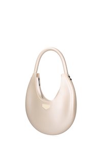 Beige hobo tas gemaakt van glad materiaal, met een afgeronde vorm, ritssluiting en een klein logo-patch aan de voorkant.