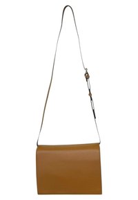 Borsa a spalla in pelle marrone con una lunga tracolla regolabile e chiusura a pattina rettangolare liscia, esposta su uno sfondo bianco.