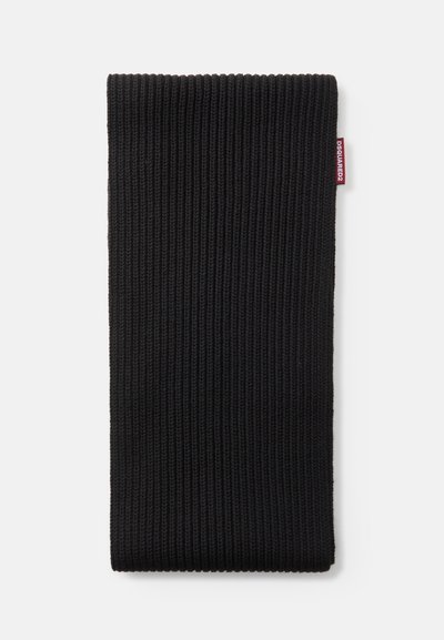 Cachecol preto de malha com textura canelada. Apresenta um pequeno rótulo vermelho. Forma retangular simples, concebido para aquecer e confortar.