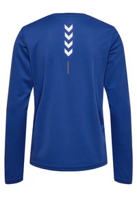 Långärmad blå sportskjorta i texturerad tyg med vita chevron-accenter och en vertikal linjedetalj på baksidan.