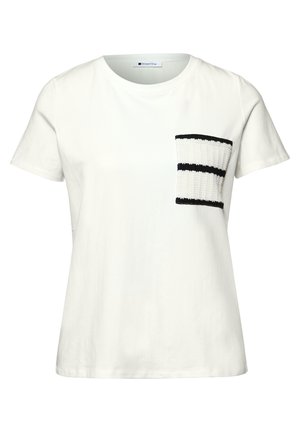 T-shirt blanc à manches courtes avec col rond et poche blanche texturée ornée de deux bandes noires horizontales sur le côté gauche de la poitrine.