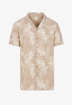 Košulja kratkih rukava od svijetlosmeđeg materijala s bijelim uzorkom tropskih listova i drvenim dugmadi duž prednje strane.