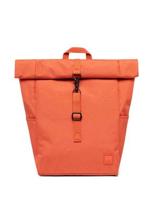 Mochila naranja con tapa enrollable, hebilla metálica negra y correa frontal, bolsillos laterales y un asa superior, sobre un fondo blanco.