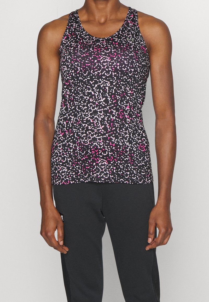 Svart atletisk linne med ett abstrakt mönster i rosa och vitt. Har en rund halsringning och är ärmlös, tillverkad av ett stretchigt tyg.