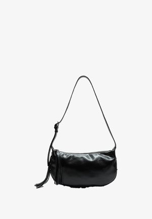 Borsa a spalla in pelle nera con forma curva, chiusura con zip e accessori a frange decorativi. Texture liscia e tracolla regolabile.
