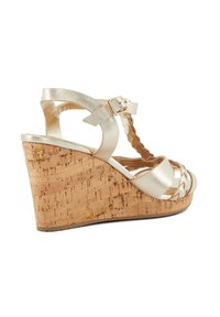 Gouden metallic wedge sandalen met een kurken plateau, voorzien van gevlochten banden en een verstelbare gesp. Soepele textuur en open ontwerp.