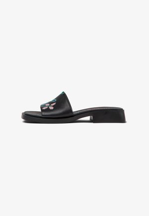 Svarta läder flip-flops med ett brett rem med blommigt broderi i rosa och turkos. Platt sula med låg klack.