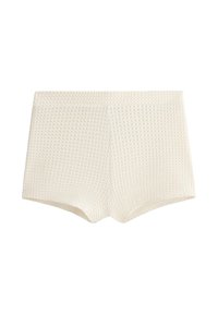 Short en maille texturée couleur crème avec un motif gaufré, taille haute et silhouette ajustée.