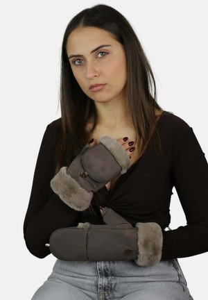 Moufles marron avec un poignet en fausse fourrure et un détail de bouton, dotées d'une texture douce et d'un design sans doigts. Portées par une personne sur un fond blanc.