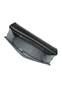 Bolso de mano de cuero negro con un exterior suave y forro de tela gris, con cierre de cremallera y bolsillos interiores.