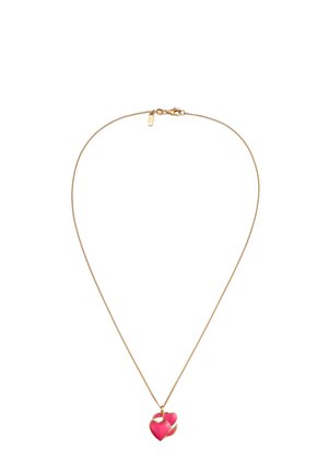 Collier en chaîne dorée mettant en valeur deux pendentifs en forme de cœur entrelacés. Un cœur est rose avec une finition brillante ; l'autre est rehaussé de doré.