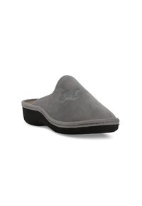 Pantofola grigia senza lacci con esterno in morbido camoscio, forma sagomata e suola in gomma nera. Presenta cuciture sottili e un dettaglio con il logo.