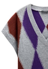Sweter w serek wykonany z dzianiny, w szarym, fioletowym i brązowym wzorze w romby, z kontrastowymi detalami stużkami.