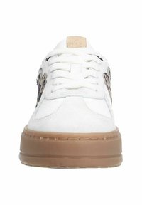 Weißer Sneaker mit strukturiertem Obermaterial, glattem Zehenbereich, beigen Akzenten an der Ferse und einer dicken, braunen Gummisohle. Verfügt über flache Schnürsenkel und ein seitliches Muster.