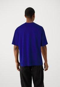 Replay M9Z1 T-SHIRT - Trükipildiga T-särk - true blue