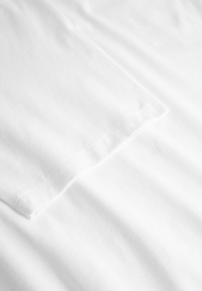 Weißes Baumwoll-T-Shirt mit kurzen Ärmeln, glatter Textur und subtilen Nähten am Saum und an den Ärmelkanten.