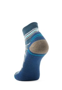 Skarpetki do kostki z mieszanki bawełny w ciemnoniebieskim kolorze z wielokolorowymi poziomymi paskami oraz wzmocnioną piętą. Posiadają teksturowane wykończenie i prążkowany ściągacz.