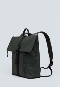 Mörkgrön ryggsäck i vattentåligt material, med en vikbar klaff, justerbara remmar och en framträdande logotyp på framsidan.