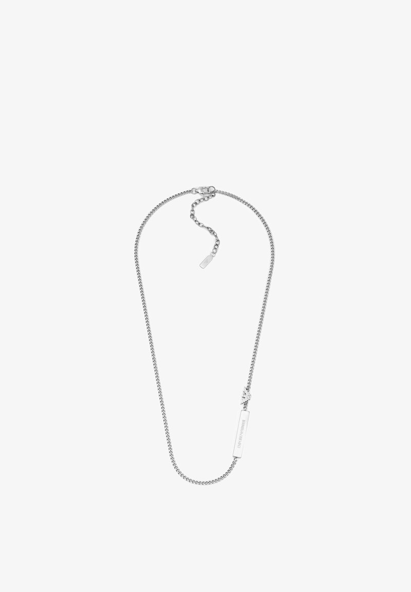 Collier chaîne en argent avec une plaque rectangulaire plate. La chaîne présente un design torsadé et un fermoir mousqueton avec une section ajustable.