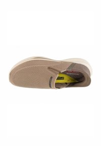 Beige Mesh-Slipper mit elastischen Seitenelementen, gepolsterter Innensohle und weißer Gummisohle. Verfügt über eine strukturierte Oberfläche für Atmungsaktivität.