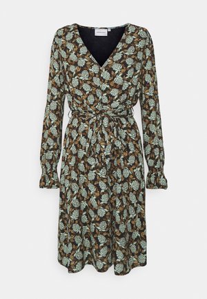 Robe portefeuille fleurie en tissu foncé avec motifs de feuilles menthe et brunes. Manches longues avec poignets élastiques, ceinture nouée à la taille et décolleté en V.