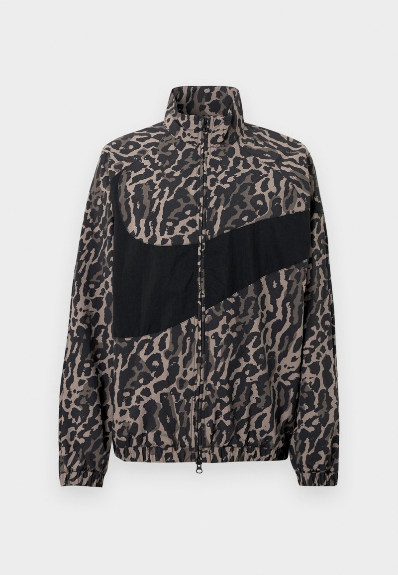 Windbreaker jas in een zwart-beige luipaardprint met een contrasterend zwart paneel, hoge kraag, en elastische manchetten en zoom.
