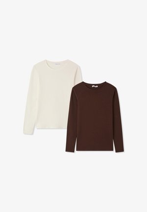 Due maglie a manica lunga: una in crema e l'altra in marrone scuro. Entrambe presentano scolli rotondi e una texture liscia e morbida.