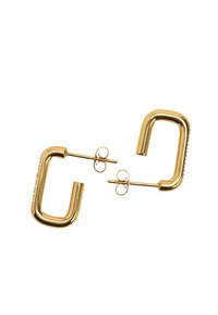 Kolczyki z metalu w złotym odcieniu w geometrycznym kształcie litery U, z gładkim wykończeniem i teksturowaną krawędzią, zabezpieczone zapięciem na sztyft.
