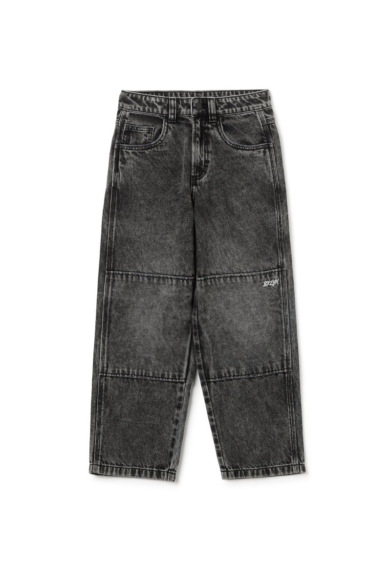Pantalones de mezclilla negra con un ajuste holgado, que presentan un acabado desvaído, costuras visibles, bolsillos delanteros y un pequeño logo en la zona de la rodilla izquierda.