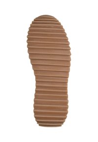Suola di una scarpa marrone con un motivo a scanalature orizzontali, progettata per offrire aderenza e durata.