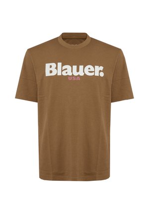 T-shirt marrone a maniche corte con collo rotondo con la scritta "Blauer." in grandi lettere bianche e "USA" in lettere rosa più piccole sul petto.