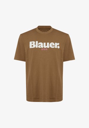 Bruine korte mouw t-shirt met ronde hals met "Blauer." in grote witte letters en "USA" in kleinere roze letters op de borst.