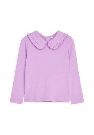 Langærmet lilla babybluse med flæset Peter Pan-krave, ribbet tekstur og trykknapper ved nakkens bagside.