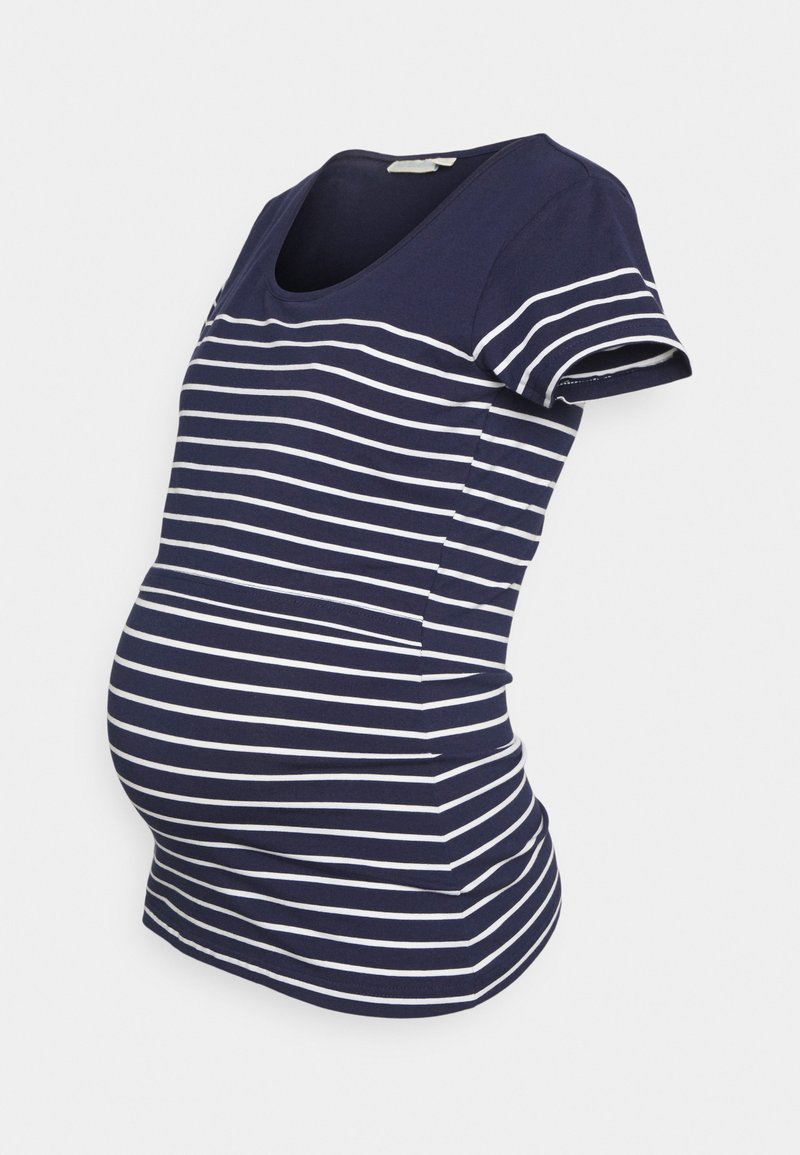 T-shirt de maternidade riscada em azul-marinho e branco, com mangas curtas e decote redondo, projetada para acomodar uma barriga em crescimento.
