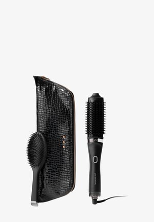 Czarna saszetka w wzór krokodyla z złotym zamkiem błyskawicznym, okrągła czarna szczotka do włosów oraz czarne urządzenie do stylizacji na gorąco z włosiem i przyciskiem zasilania.