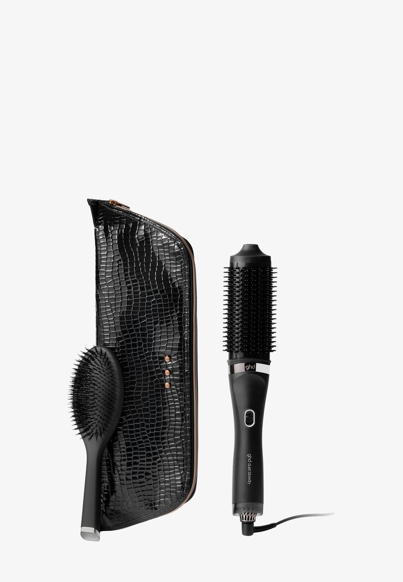 Czarna saszetka w wzór krokodyla z złotym zamkiem błyskawicznym, okrągła czarna szczotka do włosów oraz czarne urządzenie do stylizacji na gorąco z włosiem i przyciskiem zasilania.