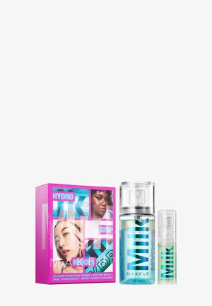 Set bevat een roze doos met blauwe accenten, met een heldere sprayfles en een kleinere nevelfles voor hydraterende make-upproducten.