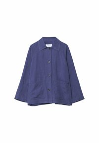 Marineblauwe jas gemaakt van ademende stof, met een knoopsluiting, grote voorzakken en een klassieke kraag met raglanmouwen.