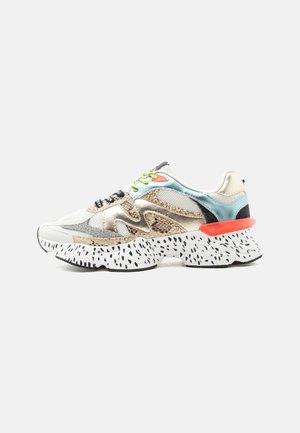 Grube sneakersy z mieszanych materiałów w beżu, złocie, niebieskim i pomarańczowych akcentach, z czarno-białą nakrapianą grubą podeszwą.