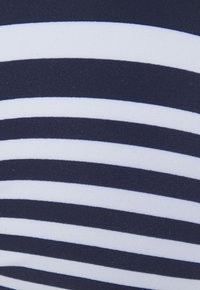 Námornícka modrá a biela pruhovaná látka s horizontálnymi pruhmi; materiál vyzerá mäkký s jemnou textúrou a rovnomernými rozstupmi medzi pruhmi.