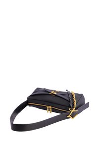 Bolso de mano de tela negra con un diseño estructurado, detalles en hardware dorado, una correa texturizada y un cierre con cremallera.