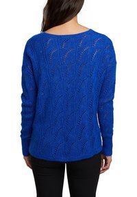 Blauer Strickpullover mit weiter Passform, mit einem Wellenmuster, langen Ärmeln und einem weiten Ausschnitt. Sichtbare Maschenstruktur und offener Strick.