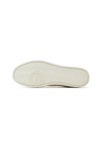 Biała podeszwa sneakersów z wzorem w jodełkę, z okrągłym logo na środku, wykonana z gładkiego, lekko teksturowanego materiału gumowego.