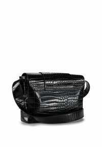 Borsa a tracolla nera lucida con texture coccodrillo e ampia tracolla regolabile, mostrata su uno sfondo bianco.