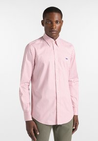 Gestreept shirt in roze en witte katoen, met een button-down kraag, lange mouwen en een klein blauw logo op de linkerkant van de borst.