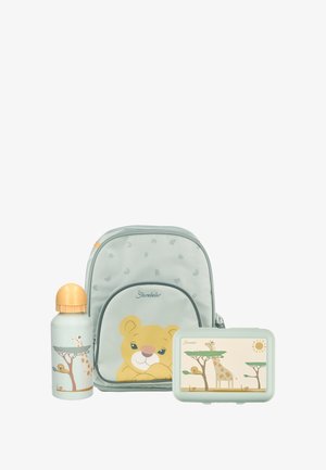 Helles, blaues Kinder-Rucksack mit einem lächelnden Bären, dazu passende Wasserflasche mit Tieren und eine Brotdose, die eine Giraffe und einen Löwen neben Bäumen zeigt.