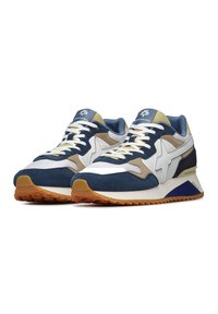 Niebieskie i białe sportowe sneakersy z warstwowym wzorem, wykonane z zamszu i siateczki, z beżowymi akcentami i teksturowaną gumową podeszwą.