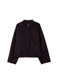 Veste noire courte en matériau doux, dotée d'un col montant, de manches larges et d'une fermeture avant épurée sans boutons ni fermetures éclair visibles.