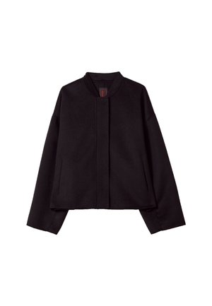 Veste noire courte en matériau doux, dotée d'un col montant, de manches larges et d'une fermeture avant épurée sans boutons ni fermetures éclair visibles.