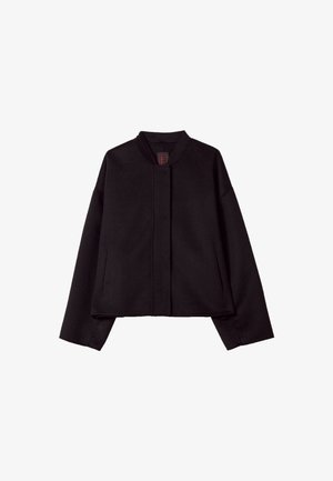Veste noire courte en matériau doux, dotée d'un col montant, de manches larges et d'une fermeture avant épurée sans boutons ni fermetures éclair visibles.